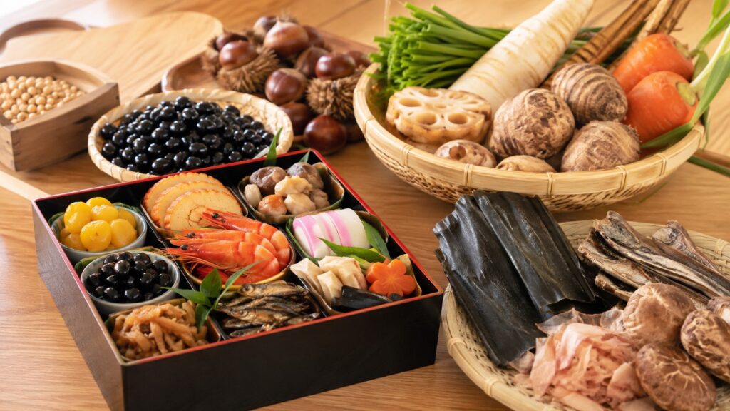 国産原料へのこだわりをイメージした黒豆や根菜と和風おせち料理