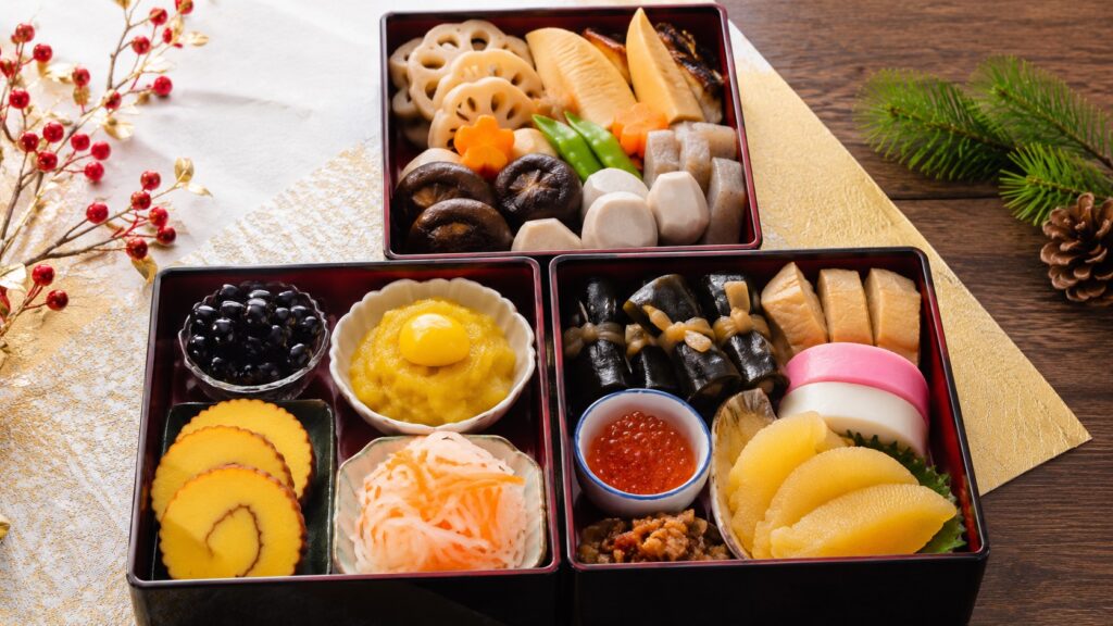 黒豆や栗きんとん、伊達巻などを盛り付けた伝統的なおせち料理